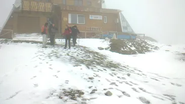 Salvamontistii, in alerta maxima! Pe platoul Bucegilor, zapada are pana la 30 de centimetri!
