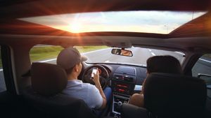 Descoperire șocantă făcută de polițiștii din Prahova, în timp ce efectuau un control de rutină. O mamă și-a lăsat fiul de 16 ani să conducă pe drumurile publice, fără a deține permis de conducere