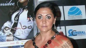 Beatrice Rancea locuieste cu 27 de caini in casa carora le pregateste 100 de litri de supa de carne zilnic!