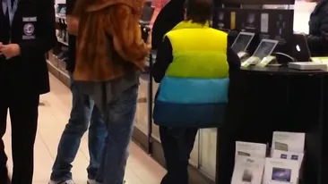 Alina Chivulescu este o mama chibzuita! Fiul vrea o tableta, iar ea ii cumpara rabdarea cu un bilet la film!