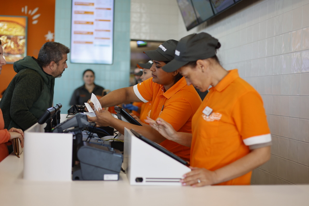 Popeyes România deschide primul restaurant de tip Drive-Thru din țară