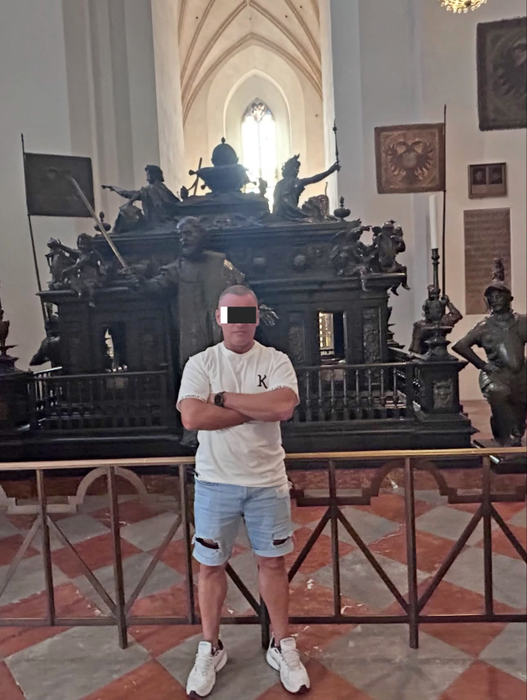 Ce pensie încasează iubărețul de pe Transfăgărășan și unde a lucrat, de fapt. Are și rate de plătit!