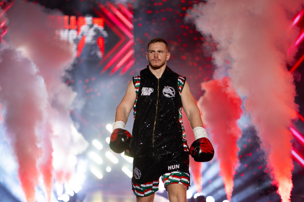 (P) Arena DVTK vuiește în timp ce turneul HELL Boxing Kings debutează cu knockouturi, victorii și tribune pline