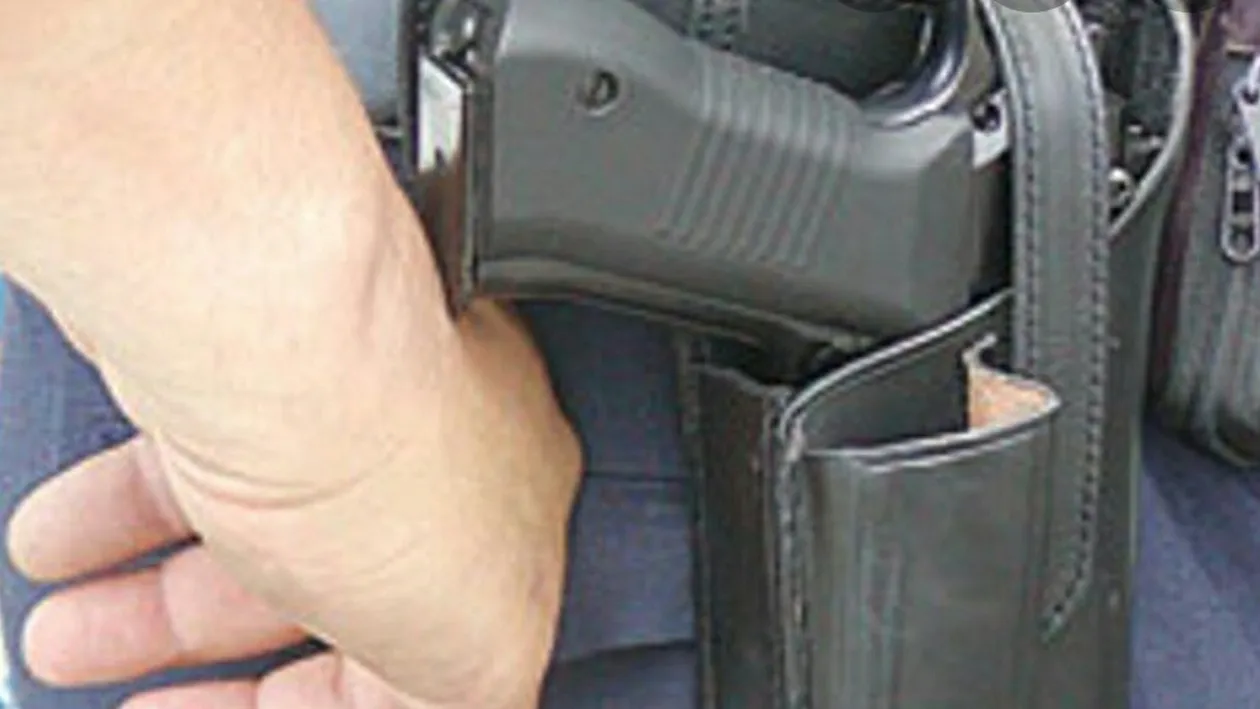 Focuri de armă în Argeș. Polițiștii au fost atacați de un bărbat cu probleme psihice și au ripostat