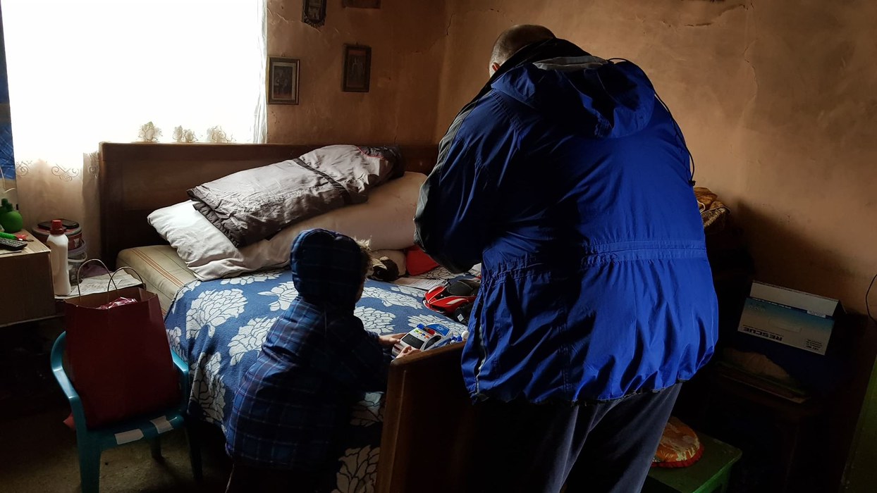 Denis a primit pentru prima oară jucării de ziua lui