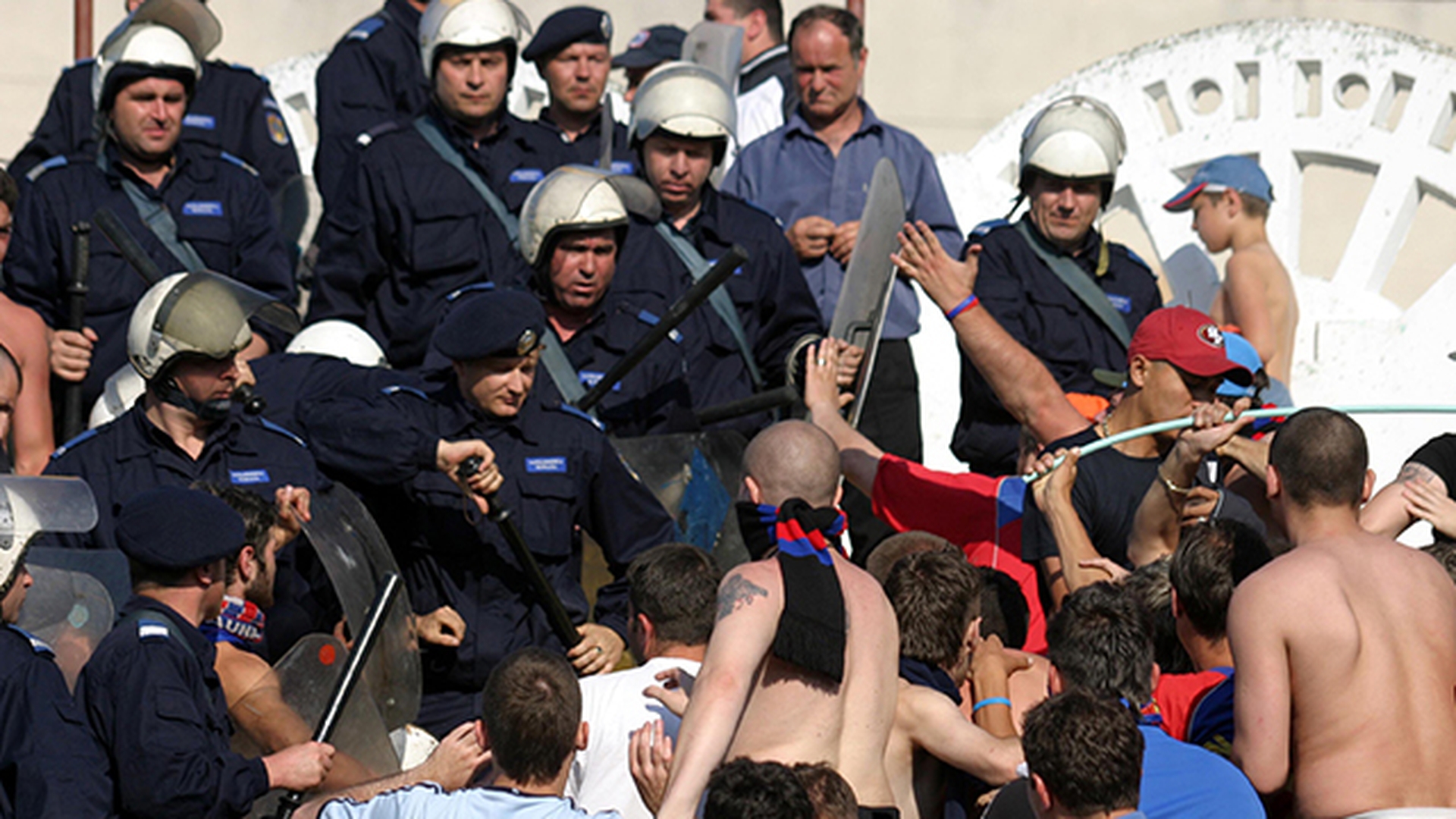 Ultrasii batausi de la Rapid-Steaua au ajuns pe mana Politiei! Camerele video i-a surprins in timp ce se razboiau langa stadion!