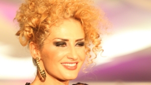 Adio dieta, Julia Jianu nu mai tine la eticheta. Cantareata s-a ingrasat considerabil si totusi continua sa poarte haine mulate