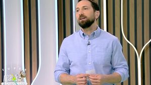 Ce propunere a primit Dani Oţil de la o vecină, printr-un bileţel scris de mână! De necrezut ce a făcut când l-a citit: "Mi-era ruşine"