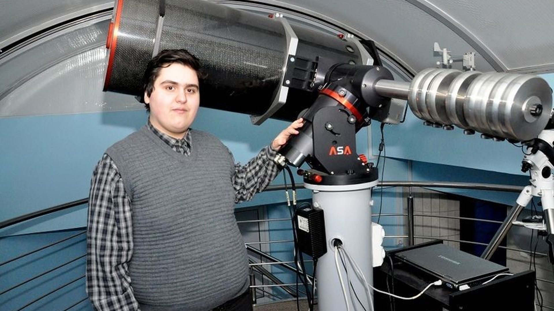 Acest adolescent de 16 ani din Galaţi a descoperit o nouă stea! Părinţii i-au amenajat un mic observator astronomic, iar apoi...