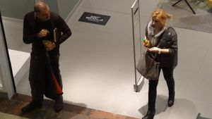 Un senator model! Damian Draghici nu renunta la agenda nici in mall!