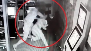Tânăr bătut până la leșin, într-un bar din Dâmbovița. Victima, dusă la spital în stare gravă