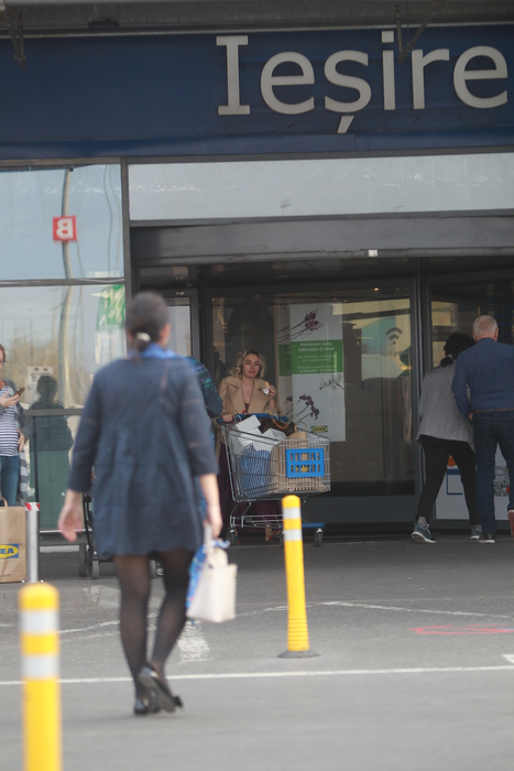 Ana Morodan, în timp ce înfuleca cu poftă dintr-un hot-dog