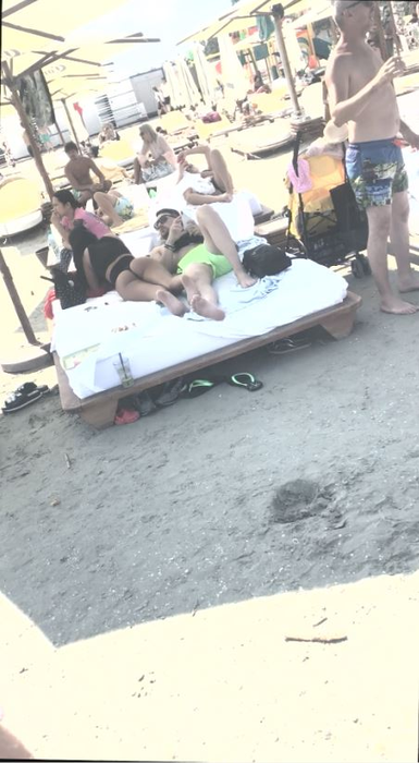 Daniela se pisicește cu noul iubit, pe litoral