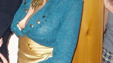 Poze de colectie! Uite cum se distra o cunoscuta pitipoanca de la noi, la un Revelion de apartament de cartier!