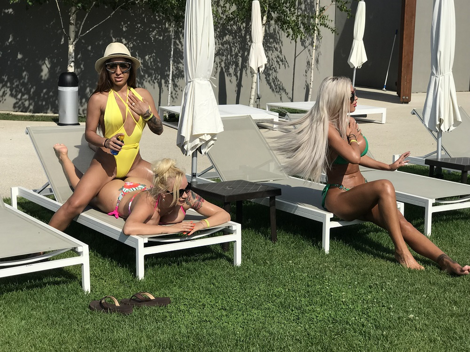 Denisa Despa, Loredana Chivu și Simona Trașcă, în ipostaze nerecomandate cardiacilor