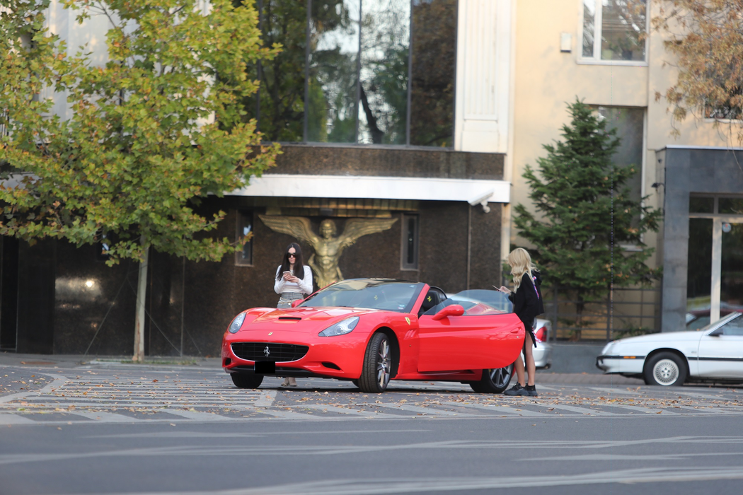 Lexy a ”rupt” Bucureștii în două cu un Ferrari de 100.000 €!