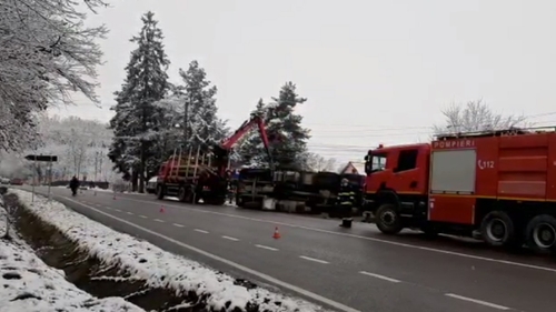 VIDEO | Accident în Argeș! Un TIR încărcat cu lemne s-a răsturnat, a rupt un stâlp și a avariat o conductă de gaze