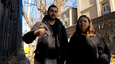 Umilințele trăite de doi tineri români declarați criminali în Rusia. „Au dezbrăcat-o pe soția mea în chiloți și sutien”