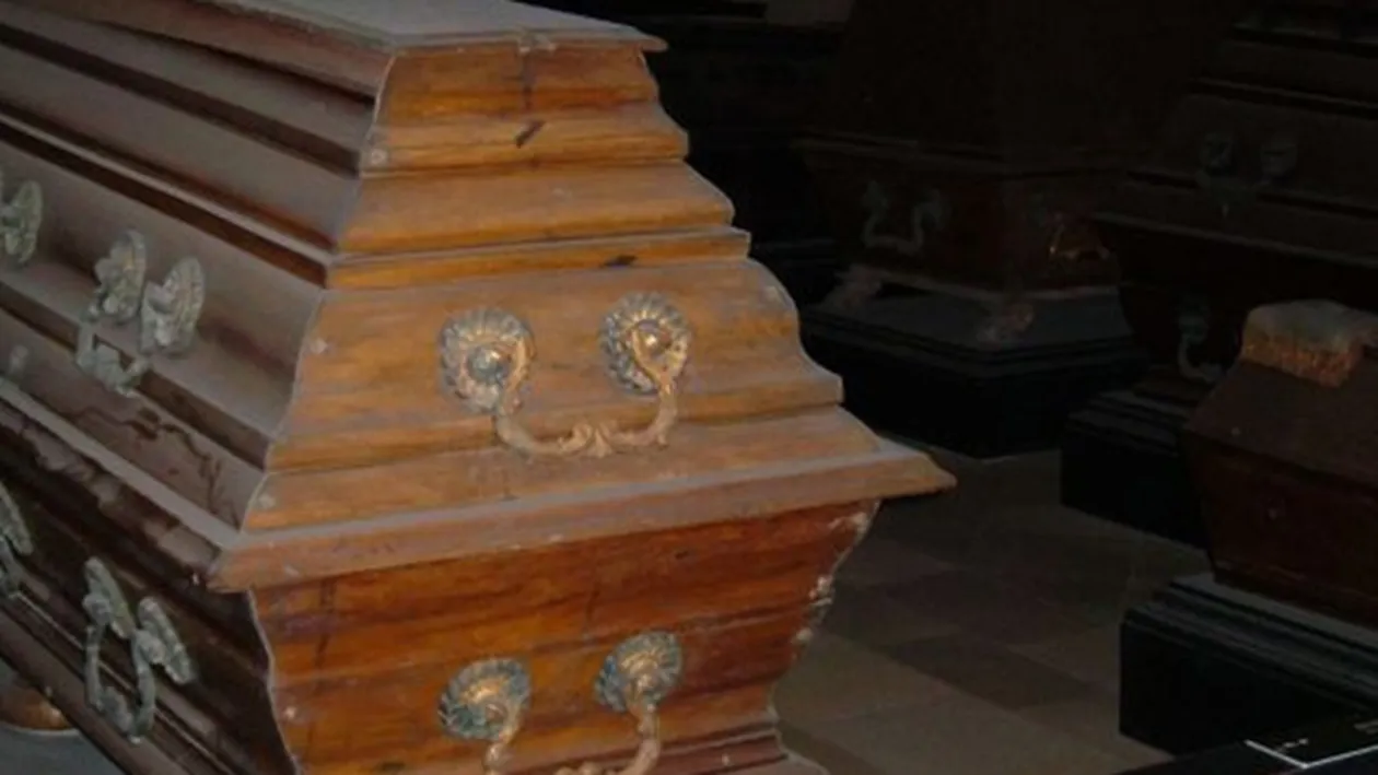 Au gasit in dormitorul unei femei un sicriu! Nu le-a venit sa creada ce au descoperit atunci cand l-au deschis