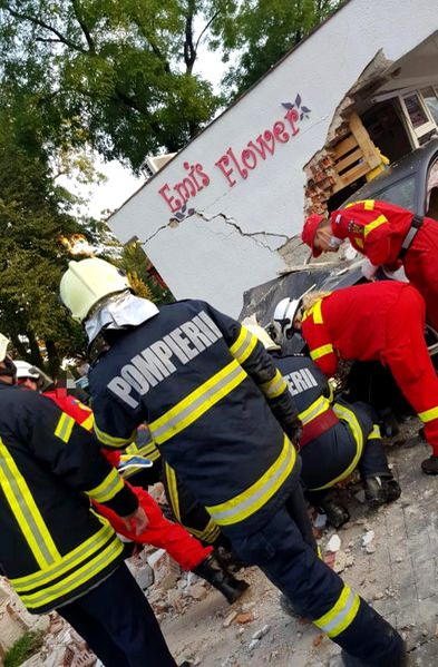O femeie a murit, după ce un șofer vitezoman a intrat cu mașina într-o florărie din Satu Mare | Imagini șocante