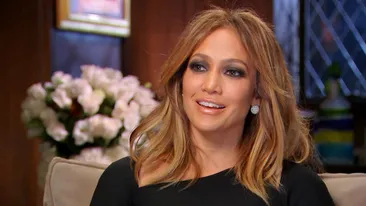 Jennifer Lopez la 49 de ani. Salopetă mulată, apariție provocatoare