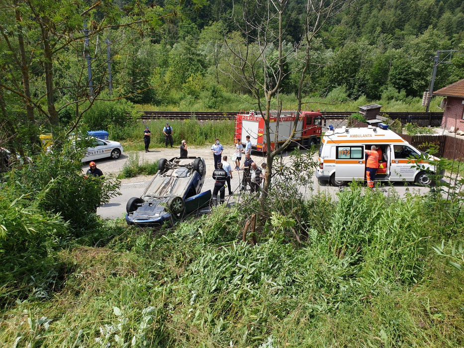 Vacanță încheiată la spital! 4 adolescenți au fost răniți, după ce mașina în care se aflau s-a răsturnat
