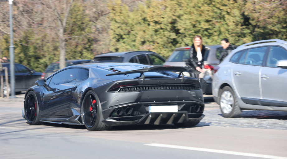 Zed și amicul lui pleacă de la restaurant, cu Lamborghini-ul de 300.000 de euro (Foto: CANCAN.RO)