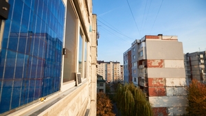 Poți monta panouri fotovoltaice pe balcon? Ce prevede legea, de fapt
