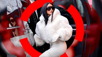 Colanți mulați, posterior celebru și o ciocolată caldă – rețeta lui Kim Kardashian ca să arate „bombiță” și pe pârtie