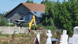 O femeie a aruncat un camion de gunoaie într-un cimitir din Craiova. Imagini ireale în România anului 2023