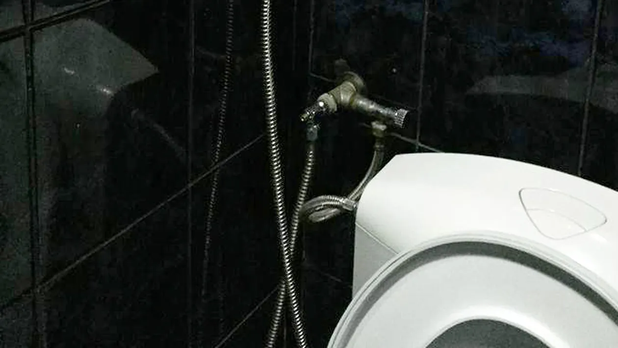 Mesajul surprinzător lăsat într-o baie publică! Ce sunt avertizaţi oamenii să NU facă acolo!