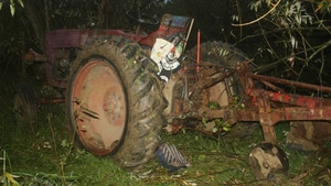 Alba: Un bărbat a murit prins sub tractorul pe care încerca să îl oprească