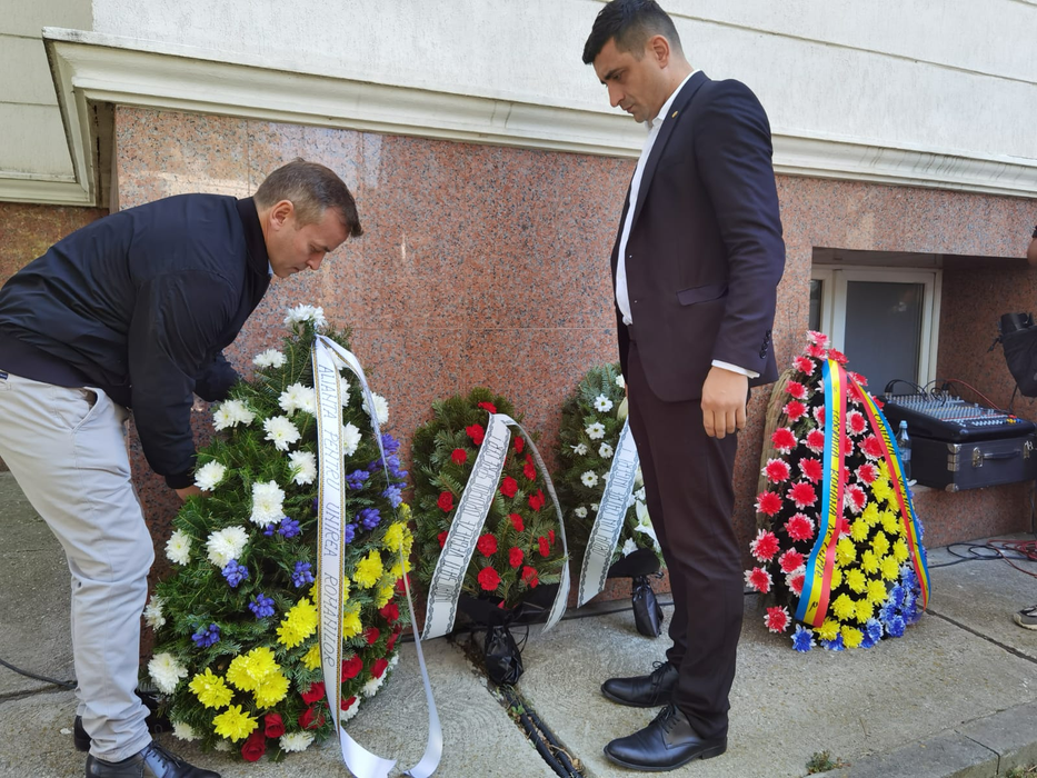 Zeci de coroane de flori, depuse la Clubul Sportiv Dinamo. Ivan Patzaichin va fi înmormântat astăzi, cu onoruri militare
