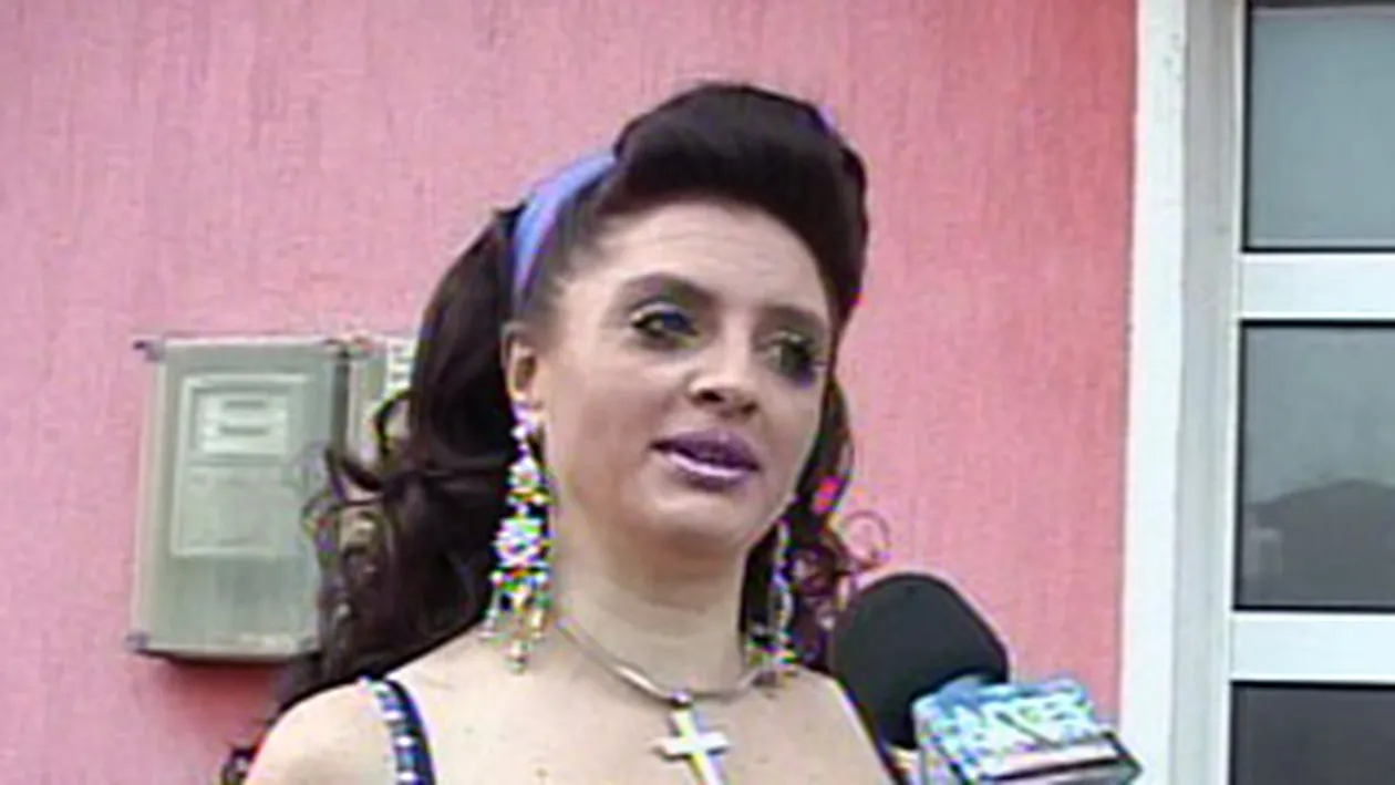 VIDEO Cornelia este cea mai bogata dansatoare din Romania! Are vila roz, masina scumpa si haine de mii de euro! Uite cum arata casa dansatoarei din buric!