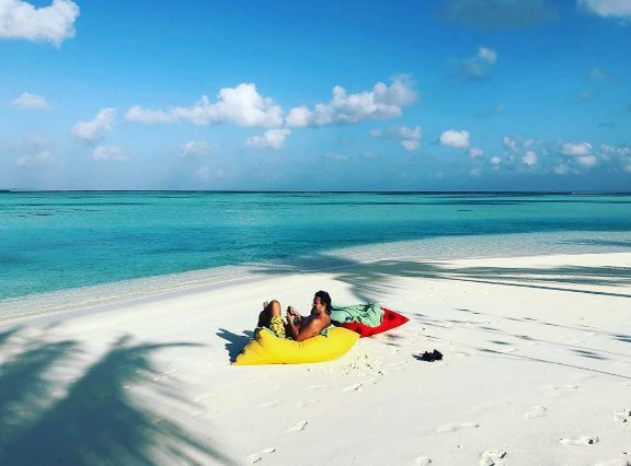 Delia e din nou în vacanţă! S-a pozat în cel mai decupat costum de baie, dar un detaliu ruşinos a ieşit în evidenţă: „Ceva e ciudat….”