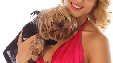 Iulia Vantur se pregateste de bal! Este seducatoare intr-o rochie rosie