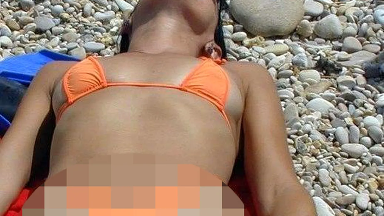 Cum s-a facut de ras o tanara in Mamaia! A aparut pe plaja cu bikini cu 3 numere mai mici si toata lumea i-a facut poze!