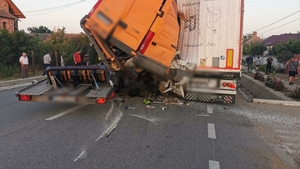 Accident grav în județul Dolj, în această dimineață. Două persoane au decedat, iar alte patru au fost rănite, după ce o autoutilitară s-a izbit de un autocamion