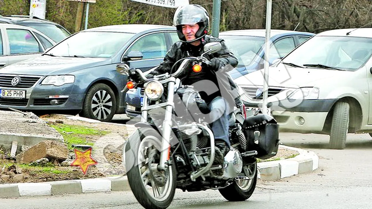 Rezervorul actorului, gata sa explodeze! Bikerul Pietreanu si-a facut plinul la marginea Capitalei