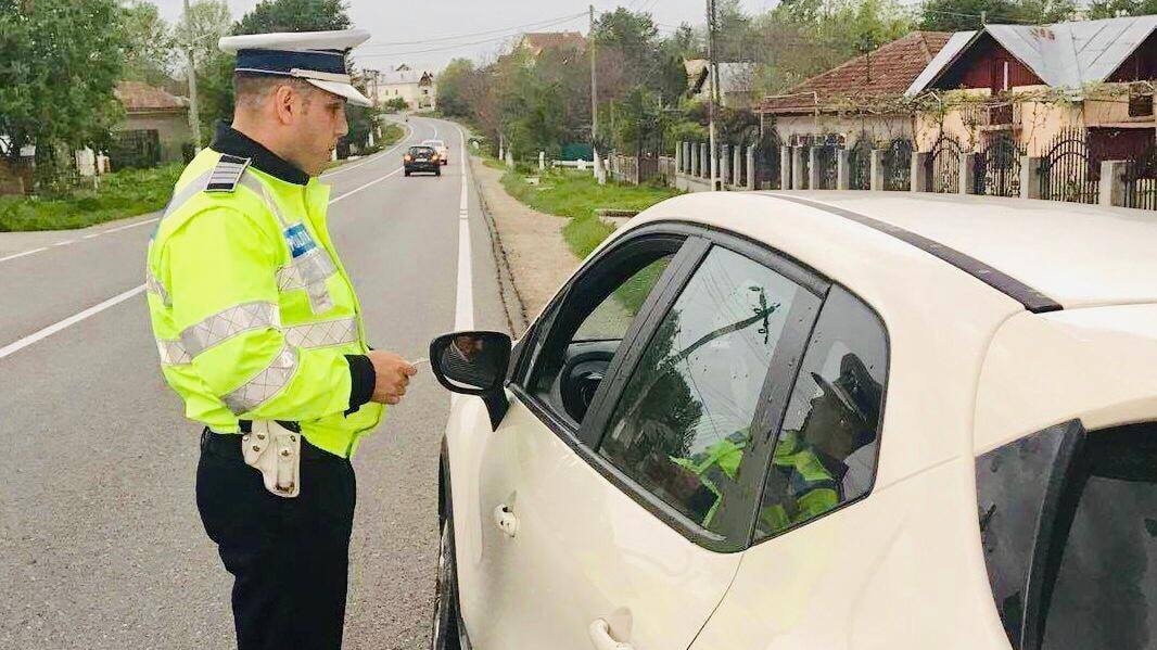 Dialog cutremurător între un polițist și un șofer care i-a atenționat prin flash-uri pe ceilalți participanți la trafic că urmează un radar: „Aveți copii?”