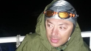 Un cantaret din Romania este primul roman care a reusit sa traverseze Canalul Manecii inot! “Am vomat de 42 de ori!”
