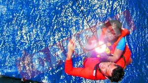 A supravietuit 30 de ore in mare