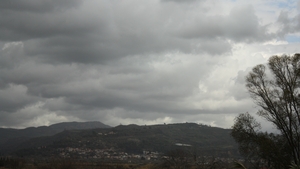 Vreme închisă, dar mai caldă decât în mod normal