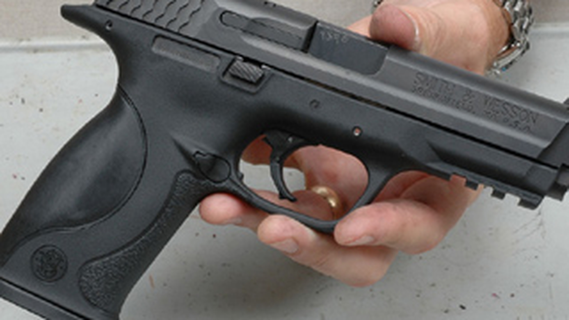 Un pistol cu sase gloante in incarcator, descoperit intr-o benzinarie din Dambovita!