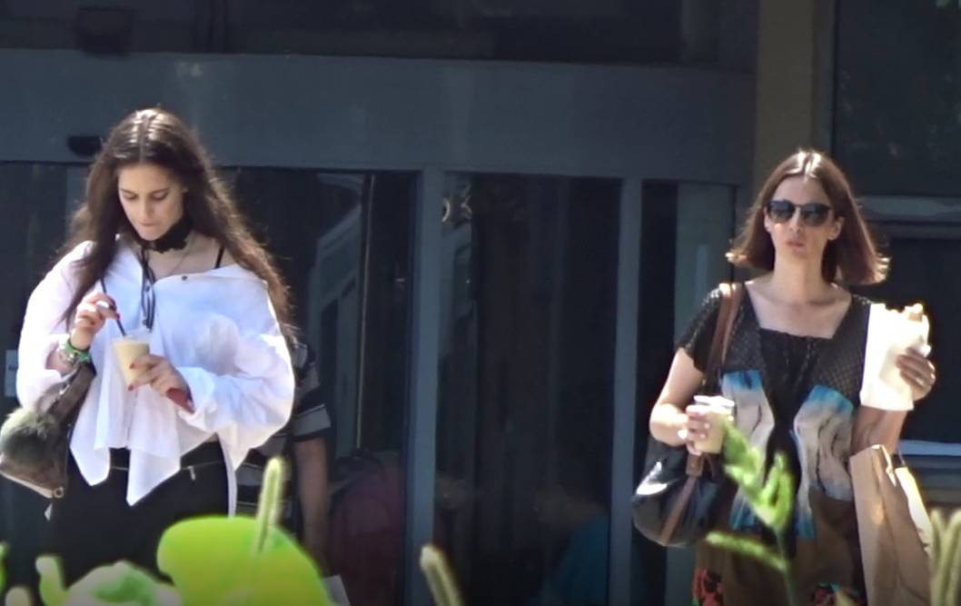 Andreea Berecleanu a mers cu fiica ei, Eva, în vizită la tatăl vedetei, internat în spital
