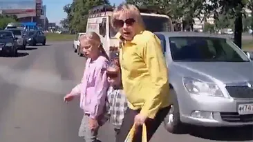 IMAGINI ŞOCANTE realizate cu camera de pe bordul unei maşini! Ce se întâmplă cu aceşti copii în doar câteva secunde