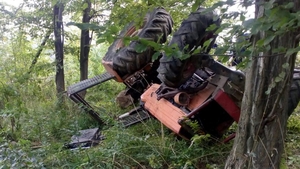 Sfârșit cumplit pentru un dâmbovițean. Tractorul pe care îl conducea s-a răsturnat peste el și l-a strivit