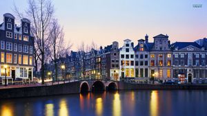 "Trei zile in Amsterdam printre marijuana si homosexuali, 3 zile in manastirile din Moldova". Ce vedeta a experimentat asta?
