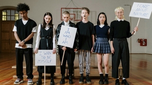 O postare pe Reddit a reaprins dezbaterea dintre generații. Un milenial spune că sora lui din Generația Z este „extrem de dependentă”. „Este produsul generației ei”