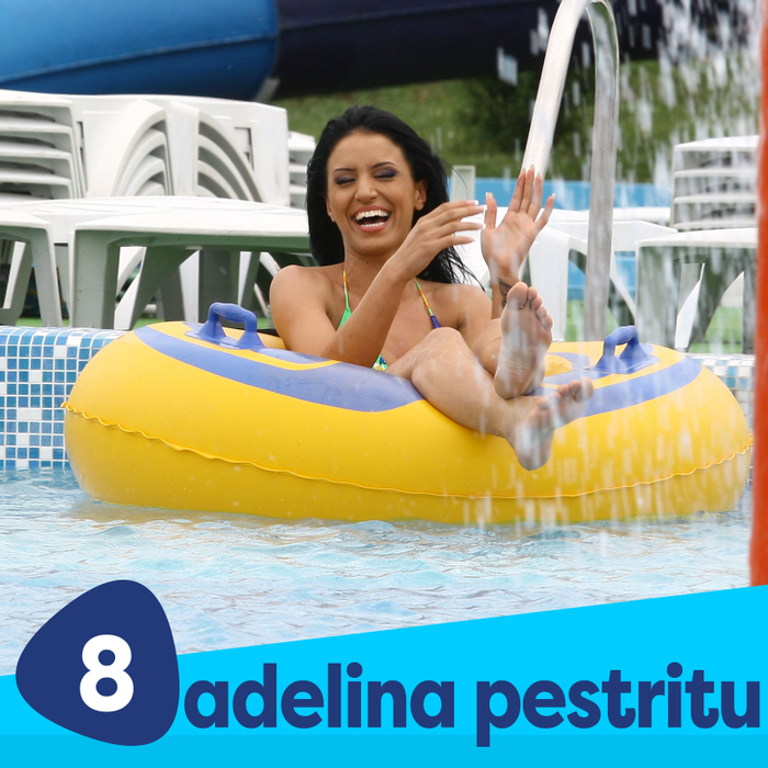 Adelina Pestrițu, sexy și jucăușă pe plajă